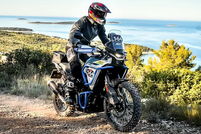 Das Motorrad kostet rund die Hälfte wie andere robuste Reiseenduros. Wir wollten wissen was wirklich in der CFMOTO 450MT steckt. Wir verpassten ihr ein Fahrwerksupgrade und schoben sie an den Start: Beim Enduro Rennen KRKA ENDURO 2026 in Kroatien.