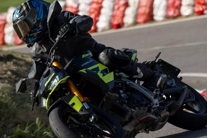 De Italiaanse fabrikant uit Santa Maria di Sala introduceert na de presentatie van het 125cc model voor 2025 nu de grote zus, de Stealth 500. Waarom dit de lichtste en mogelijk beste keuze is voor Naked Bikes in de A2-categorie, ontdekt u in het verslag.