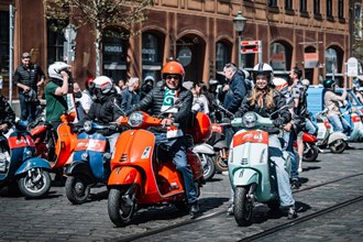 Vespa Corso Augsburg: 600 Roller beim FCA Heimspiel