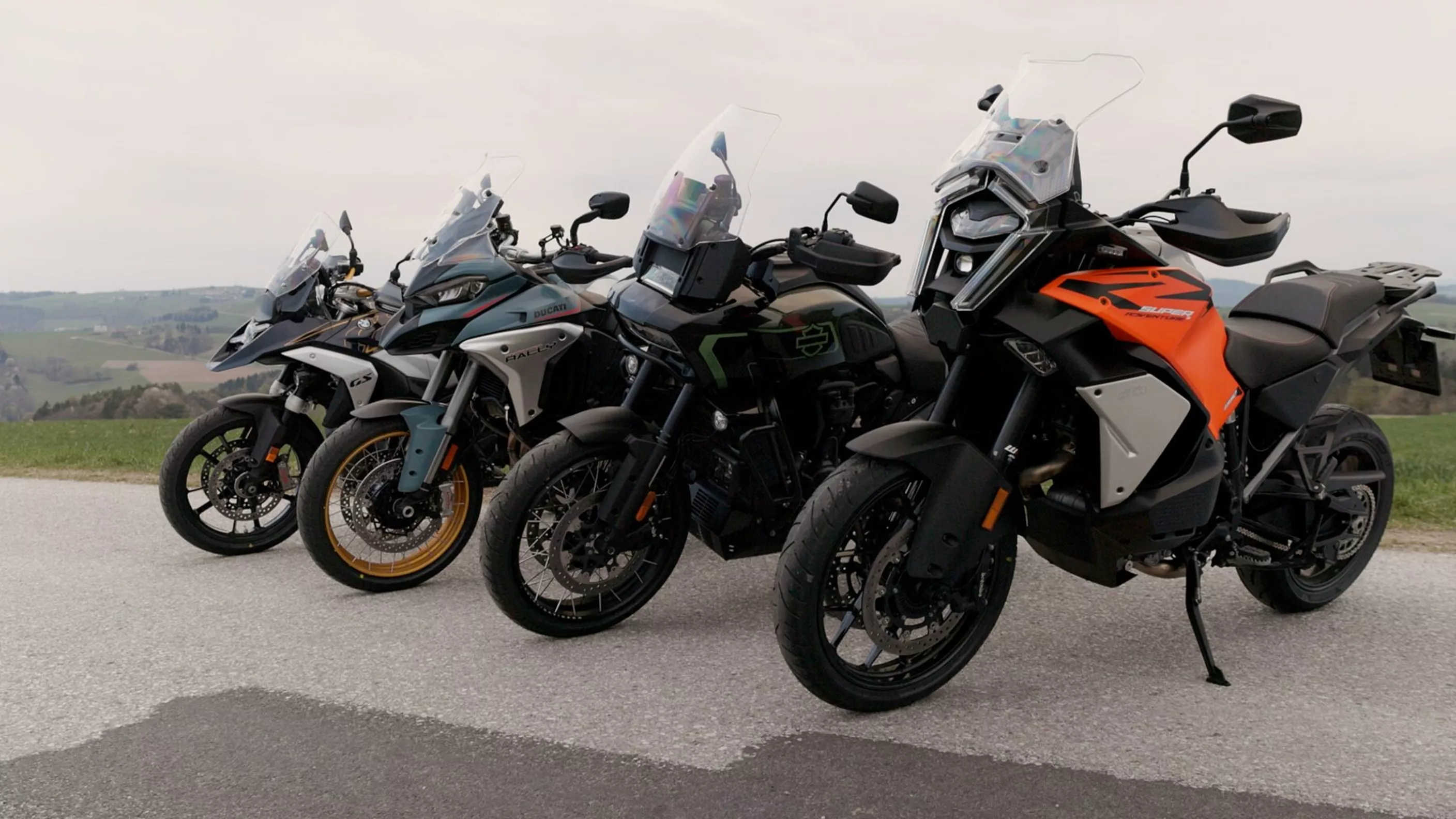 Motos d'Aventure Premium : Quatre Titans en Comparaison Directe Motos d'Aventure Premium : Quatre Titans en Comparaison Directe