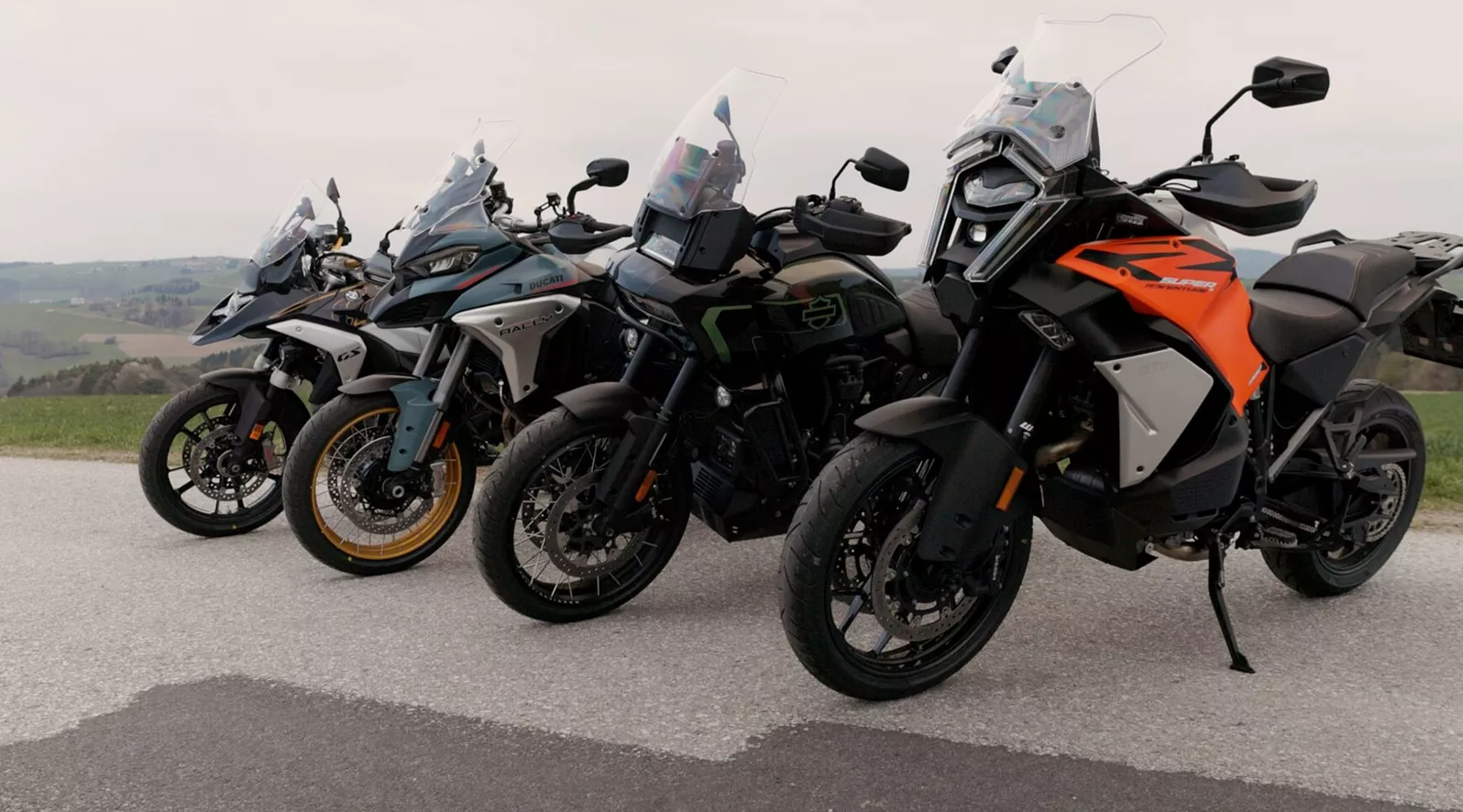 L'âge d'or des motos d'aventure est bien arrivé – et le segment a désormais atteint une nouvelle dimension. Plus puissantes que les superbikes d'hier, plus d'électronique que certaines voitures de taille moyenne, et un confort digne des modèles de tourisme. Qui règne en maître parmi ces géants ? Laquelle excelle dans quel domaine ? Gregor, Arlo et Wolf ont pris la BMW R1300 GS, la Ducati Multistrada V4 Rally, la Harley-Davidson Pan America 1250 Limited et la KTM 1390 Super Adventure S EVO, quatre motos d'aventure premium, pour un voyage de deux jours à travers l'Est de l'Autriche, à la fois relaxant et sportif. Ces quatre motos incarnent quatre philosophies totalement différentes : l'Italienne luxueuse, l'Autrichienne radicale, l'Américaine rebelle et la référence allemande. Il est temps de non seulement les comparer, mais aussi de les comprendre.