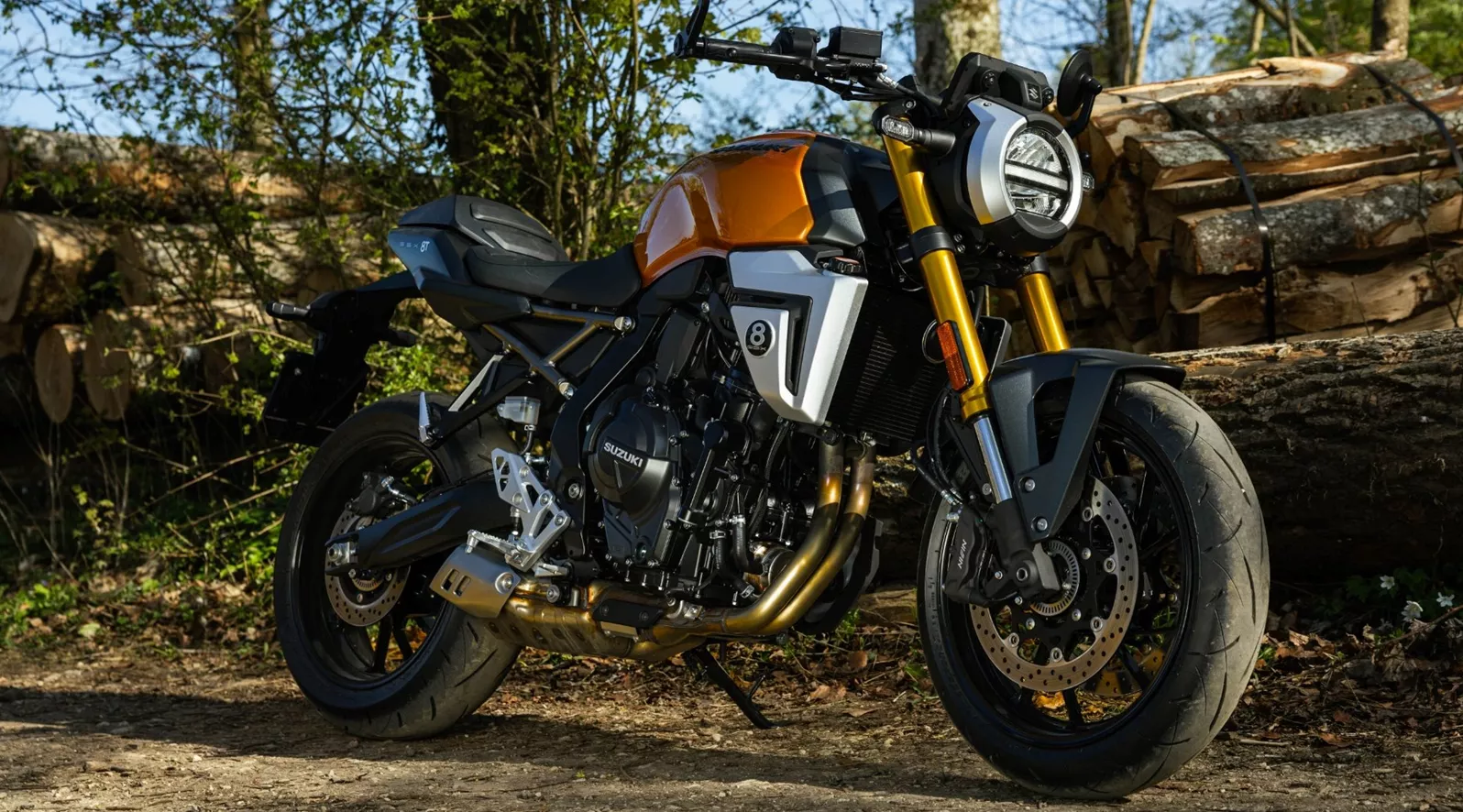 With the new GSX-8T, Suzuki takes an unusually clever approach. Rather than crafting an extreme naked bike or a half-hearted sport tourer, the Japanese brand focuses on what really matters in the world of motorcycling: a well-balanced package for the open road.
At its core is the renowned 800cc parallel-twin, which, thanks to its 270-degree crank and Cross Balancer System, offers a V-twin feel without the typical drawbacks of space, heat, or vibration issues. This engine could be one of the most potent powerplants in the entire middleweight class today.
But is an excellent engine enough to stand out against the competition? Or does the GSX-8T ultimately lack a distinct identity? We aim to answer these questions in this review.