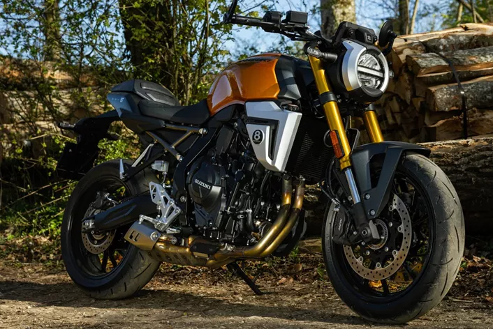 Suzuki, yeni GSX-8T ile alışılmadık derecede akıllı bir yaklaşım sergiliyor. Japonlar, aşırı bir Naked Bike ya da yarı bir Sporttourer inşa etmek yerine, gerçek yol tutkunları için mükemmel bir uyuma odaklanıyor.
Merkeze yerleştirilen, 270 derece ateşleme açısı ve Cross-Balancer sistemi sayesinde neredeyse bir V2 gibi davranan tanıdık 800'lük Paralel-Twin motor, V2'nin tipik dezavantajlarından olan yer ihtiyacı, ısı gelişimi veya çalışma kültürü sorunlarını barındırmıyor. Tam da bu motor, orta sınıfta şu anda en güçlü motorlardan biri olabilir.
Ancak, harika bir motor, rekabette öne çıkmak için yeterli mi? Yoksa GSX-8T sonunda net bir kimliği olmayan bir motosiklet mi kalacak? Testimizde bu soruların yanıtını bulacağız.