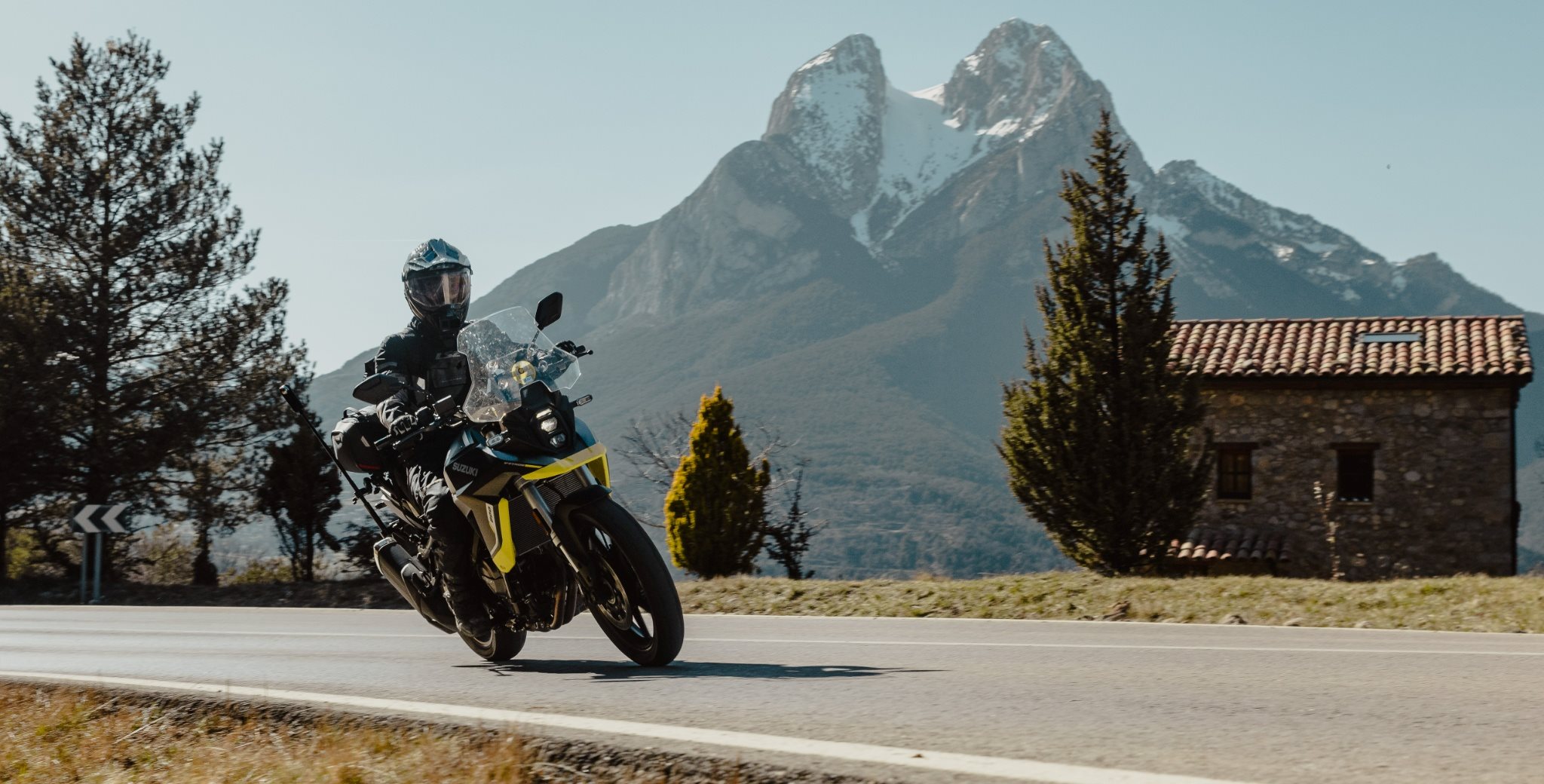 Böse Zungen sprechen der V-Strom 800 ihre Abenteuertauglichkeit ab. Sie sei nur ein Brot&Butter-Motorrad, heißt es. Ob die Zweifler recht haben, oder die Suzuki doch unterschätzen, das überprüfen wir zwischen Barcelona und den Pyernäen: Auf rund 350 Kilometern zeigt die Suzuki V-Strom 800, wie gut sie zu einer vielseitigen Tour passt. Zwischen Stadt, Schnellstraße, Bergdörfern und Hochgebirge offenbart sie Charakter, Abenteuerfreude, Stärken und Schwächen.
