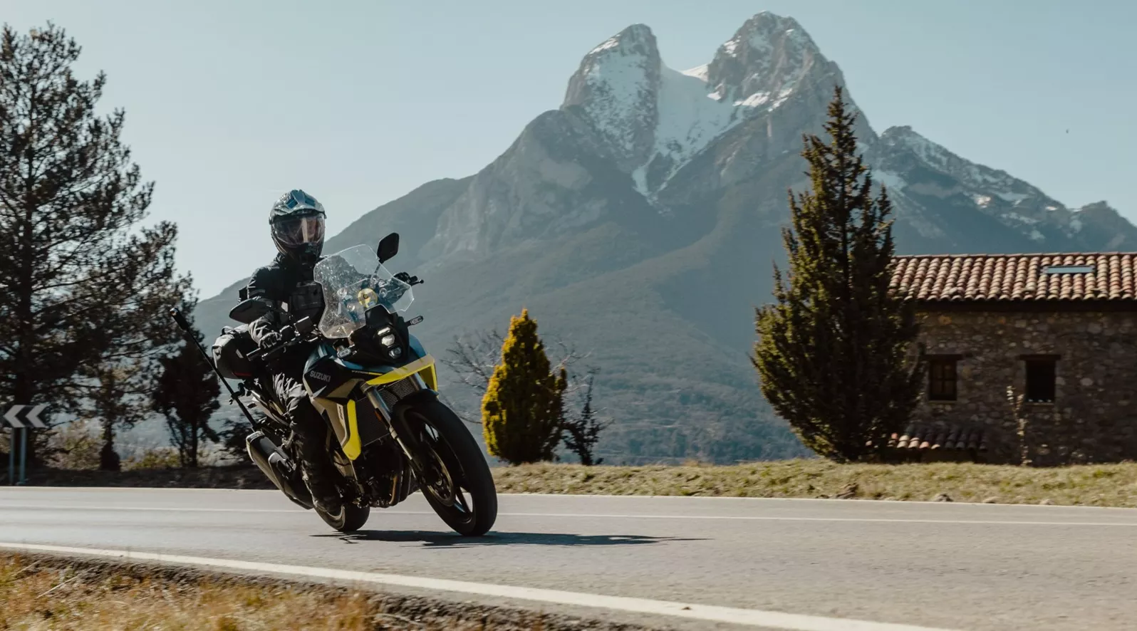 Böse Zungen sprechen der V-Strom 800 ihre Abenteuertauglichkeit ab. Sie sei nur ein Brot&Butter-Motorrad, heißt es. Ob die Zweifler recht haben, oder die Suzuki doch unterschätzen, das überprüfen wir zwischen Barcelona und den Pyernäen: Auf rund 350 Kilometern zeigt die Suzuki V-Strom 800, wie gut sie zu einer vielseitigen Tour passt. Zwischen Stadt, Schnellstraße, Bergdörfern und Hochgebirge offenbart sie Charakter, Abenteuerfreude, Stärken und Schwächen.