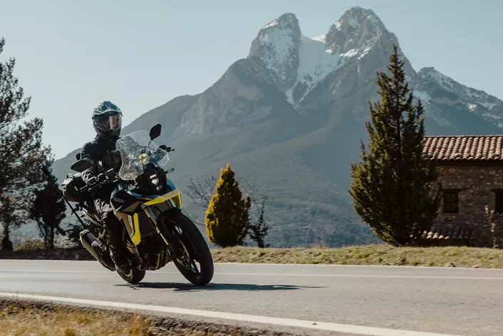 Böse Zungen sprechen der V-Strom 800 ihre Abenteuertauglichkeit ab. Sie sei nur ein Brot&Butter-Motorrad, heißt es. Ob die Zweifler recht haben, oder die Suzuki doch unterschätzen, das überprüfen wir zwischen Barcelona und den Pyernäen: Auf rund 350 Kilometern zeigt die Suzuki V-Strom 800, wie gut sie zu einer vielseitigen Tour passt. Zwischen Stadt, Schnellstraße, Bergdörfern und Hochgebirge offenbart sie Charakter, Abenteuerfreude, Stärken und Schwächen.