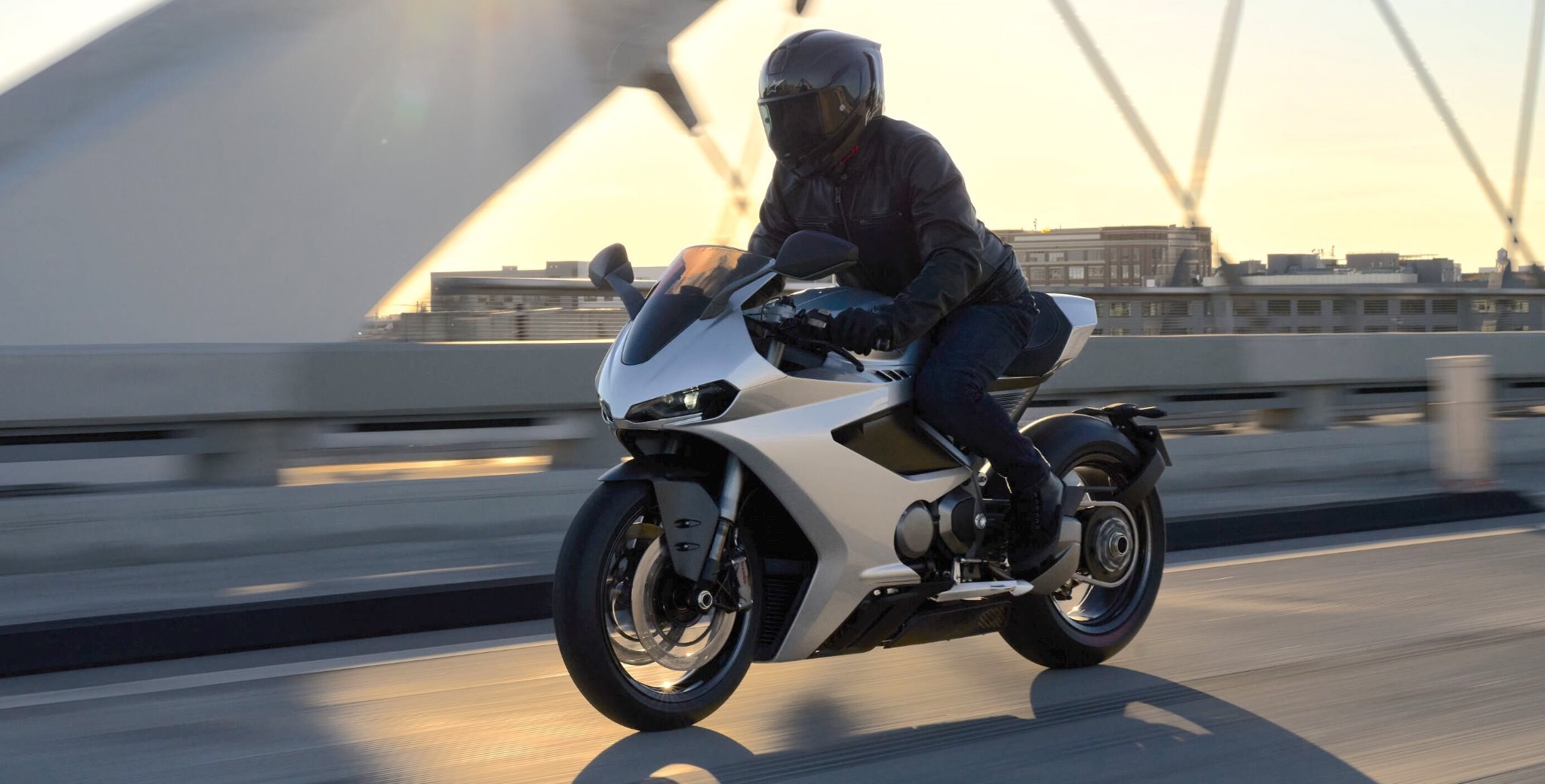 Escribo estas líneas desde Sevilla, donde Norton ha presentado su nueva Manx R a la prensa especializada internacional. Junto a mí, Martin Bauer, triple campeón del IDM, estará en la pista con ella justo en el momento en que lean estas palabras. Pronto podrán leer sus impresiones de primera mano aquí. Mientras tanto, todo lo que sabemos sobre esta motocicleta.