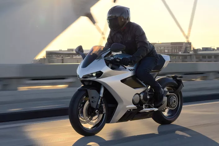 Je rédige ces lignes depuis Séville, où Norton a dévoilé sa nouvelle Manx R à la presse internationale spécialisée. À mes côtés, Martin Bauer, triple champion IDM, est en train de la piloter sur le circuit, au moment même où vous lisez ces mots. Vous pourrez bientôt découvrir ses impressions de première main ici. En attendant, voici tout ce que nous savons sur cette moto.