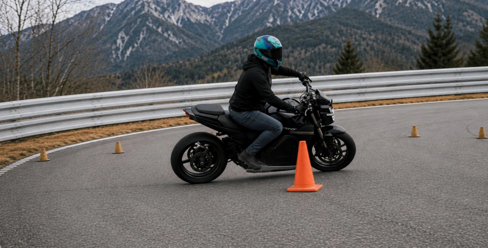 Honda et 1000PS recherchent quarante motard.e.s expérimenté.e.s pour le concours de Moto Gymkhana lors du "Sommet de Newchurch". La compétition se déroule contre la montre, où la précision, la technique visuelle et la maîtrise du véhicule dans des espaces restreints sont essentielles.