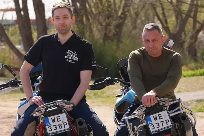 Motorradreisen können auf viele Arten erlebt werden. Einige entscheiden sich für kurze Strecken, andere suchen die entlegensten Orte der Welt. Es gibt auch diejenigen, die ihre Leidenschaft mit etwas Größerem verbinden möchten, mit Inspiration für andere und echter Hilfe.