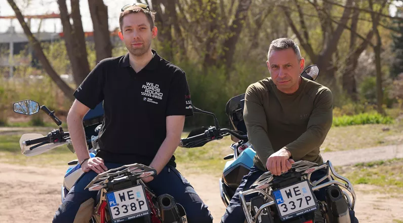 Motorradreisen bieten viele Möglichkeiten. Einige bevorzugen kurze Strecken, während andere die entlegensten Orte der Welt ansteuern. Und dann gibt es die, die ihre Leidenschaft mit einer größeren Mission verbinden möchten – mit Inspiration für andere und echter Hilfe.
