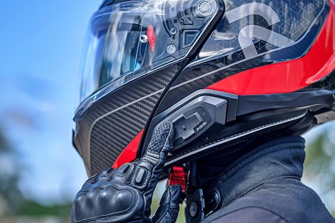 Cardo präsentiert integrierte Kommunikationssysteme für HJC-Helme