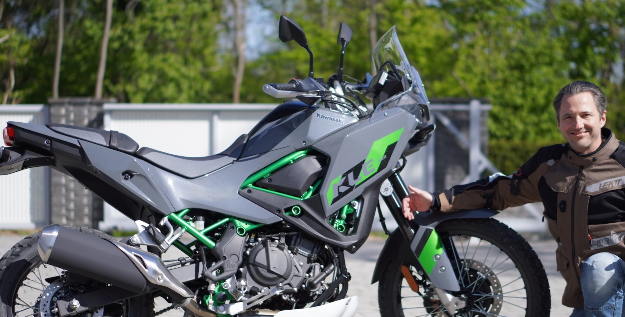 Kawasaki KLE 500 im Modelljahr 2026 im ersten 1000PS Community Report: NastyNils persönlicher Fahreindruck trifft auf das, was die Community auf YouTube sagt. Zugängliche Alltagsenduro oder verpasste Chance? Wo beide Seiten einig sind - und wo nicht.