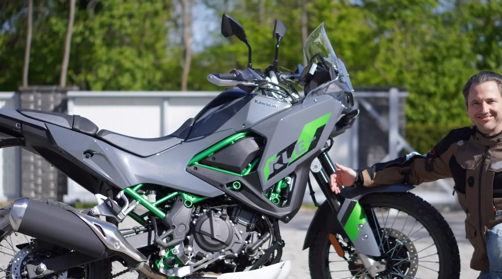 Kawasaki KLE 500 im Modelljahr 2026 im ersten 1000PS Community Report: NastyNils persönlicher Fahreindruck trifft auf das, was die Community auf YouTube sagt. Zugängliche Alltagsenduro oder verpasste Chance? Wo beide Seiten einig sind - und wo nicht.