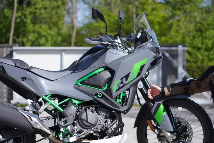 Kawasaki KLE 500 modèle 2026 dans le premier rapport de la communauté 1000PS : L'impression personnelle de conduite de NastyNils rencontre les avis de la communauté sur YouTube. Enduro de tous les jours accessible ou opportunité manquée? Découvrez où les avis convergent et divergent.