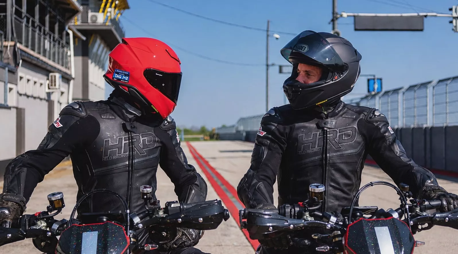 Der Shoei NXR2 zählt zu den beliebtesten Sporthelmen auf der Straße, der X-SPR Pro wurde für die MotoGP entwickelt. Das Training auf der Rennstrecke und viele Straßenkilometer zeigen: Der Unterschied steckt nicht nur in der Aerodynamik.