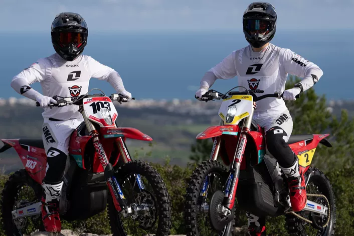 MOTOREX und Stark Future arbeiten künftig enger zusammen. Die neue Partnerschaft verbindet einen der bekanntesten Schmierstoffhersteller im Motorradsport mit einem der aktuell innovativsten Namen im Bereich elektrischer Offroad-Motorräder.