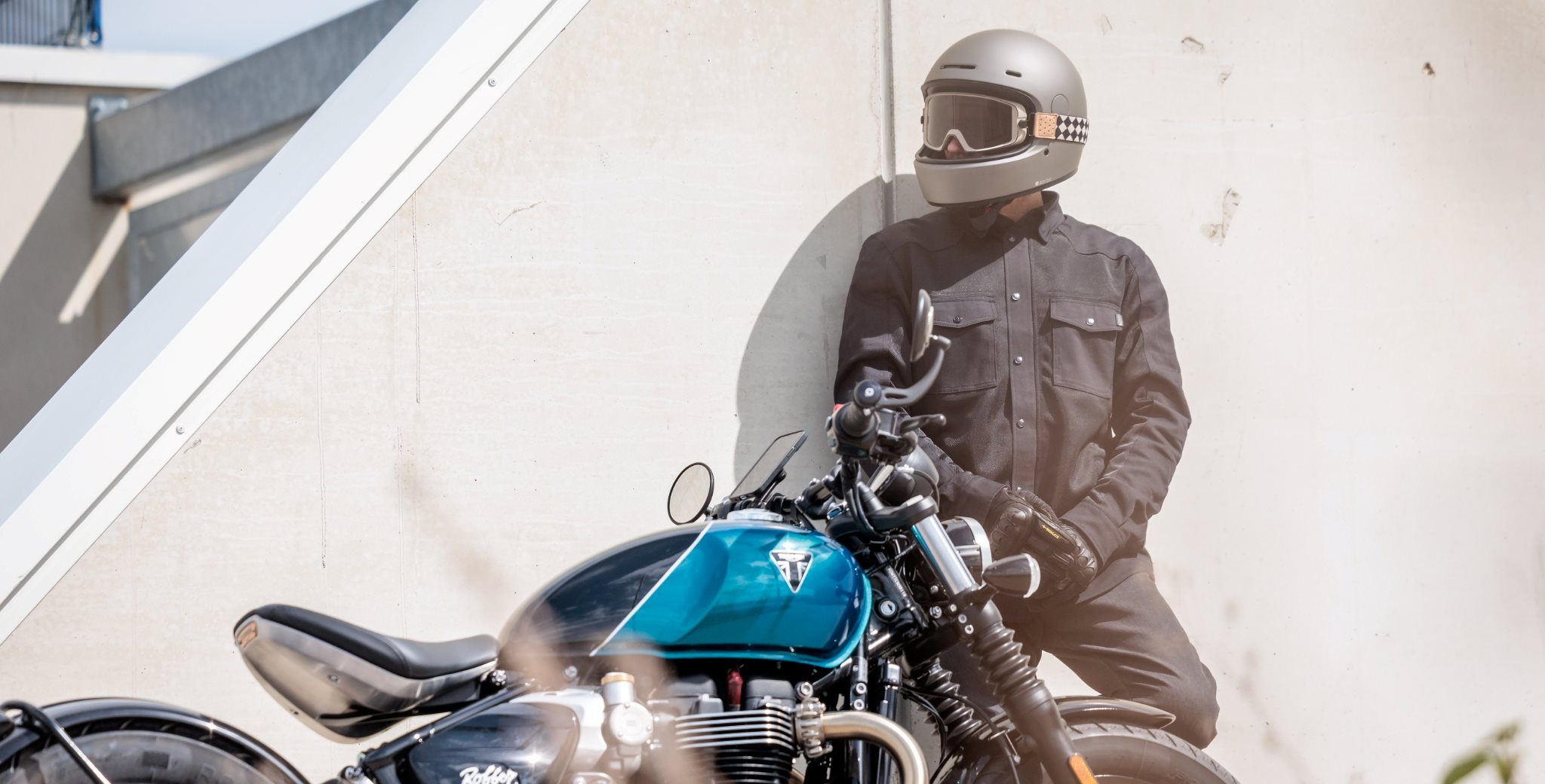 Retro-Helm, AAA-zertifizierte Jeans, wetterfester Softshell-Hoodie und luftiges Mesh-Shirt: 1000PS nahm die aktuellen John Doe Outfits bei der European Spring Rally intensiv unter die Lupe und prüfte Schutz, Komfort und Alltagstauglichkeit unter verschiedensten Bedingungen.