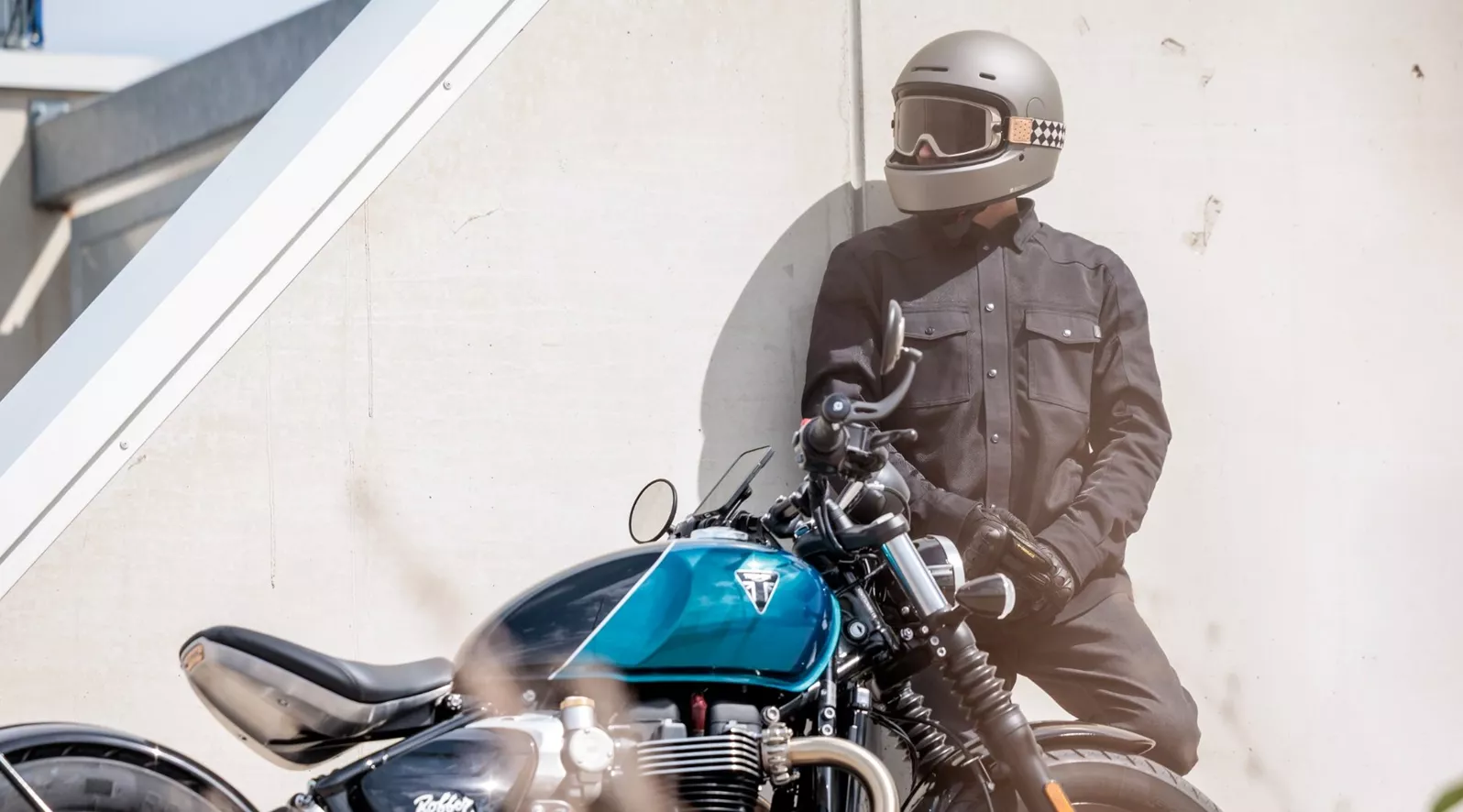Retro-Helm, AAA-zertifizierte Jeans, wetterfester Softshell-Hoodie und luftiges Mesh-Shirt: 1000PS nahm die aktuellen John Doe Outfits bei der European Spring Rally intensiv unter die Lupe und prüfte Schutz, Komfort und Alltagstauglichkeit unter verschiedensten Bedingungen.