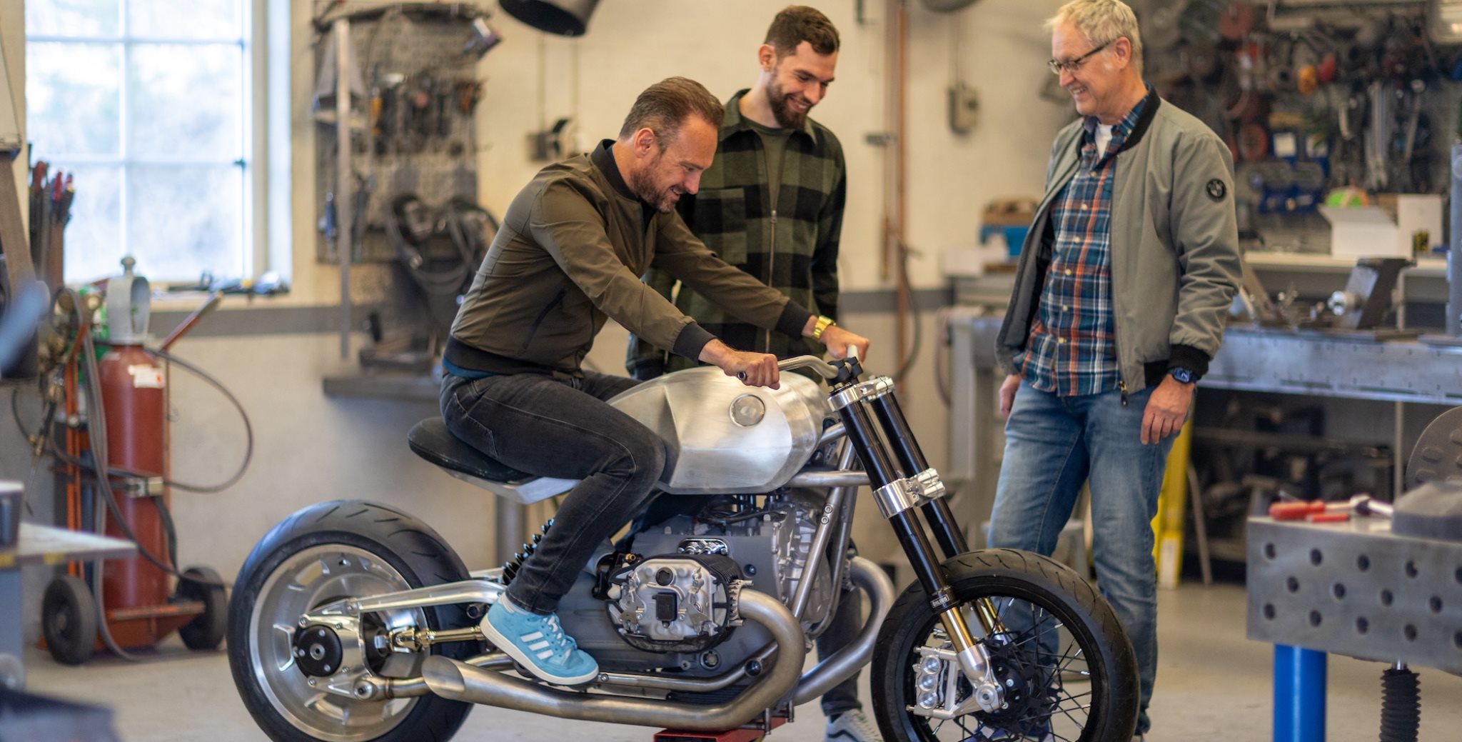 En el Concorso d’Eleganza en el Lago de Como, conversamos con el equipo de BMW, liderado por Markus Flasch y Alex Buckan, sobre los futuros modelos, nuevas estrategias y los planes que delinean hacia dónde se dirige BMW Motorrad en los próximos años.