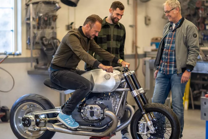 Na Concorso d’Eleganza uz jezero Komo razgovarali smo sa BMW timom predvođenim Markusom Flaschem i Alexom Buckanom o budućim modelima, novim strategijama i planovima koji pokazuju u kom pravcu će se BMW Motorrad kretati u narednim godinama.