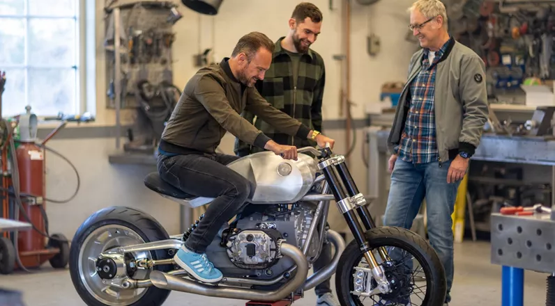 Beim Concorso d’Eleganza am Comer See sprachen wir mit dem BMW-Team rund um Markus Flasch und Alex Buckan über künftige Modelle, neue Strategien und jene Pläne, die zeigen, wohin BMW Motorrad in den kommenden Jahren steuern will.