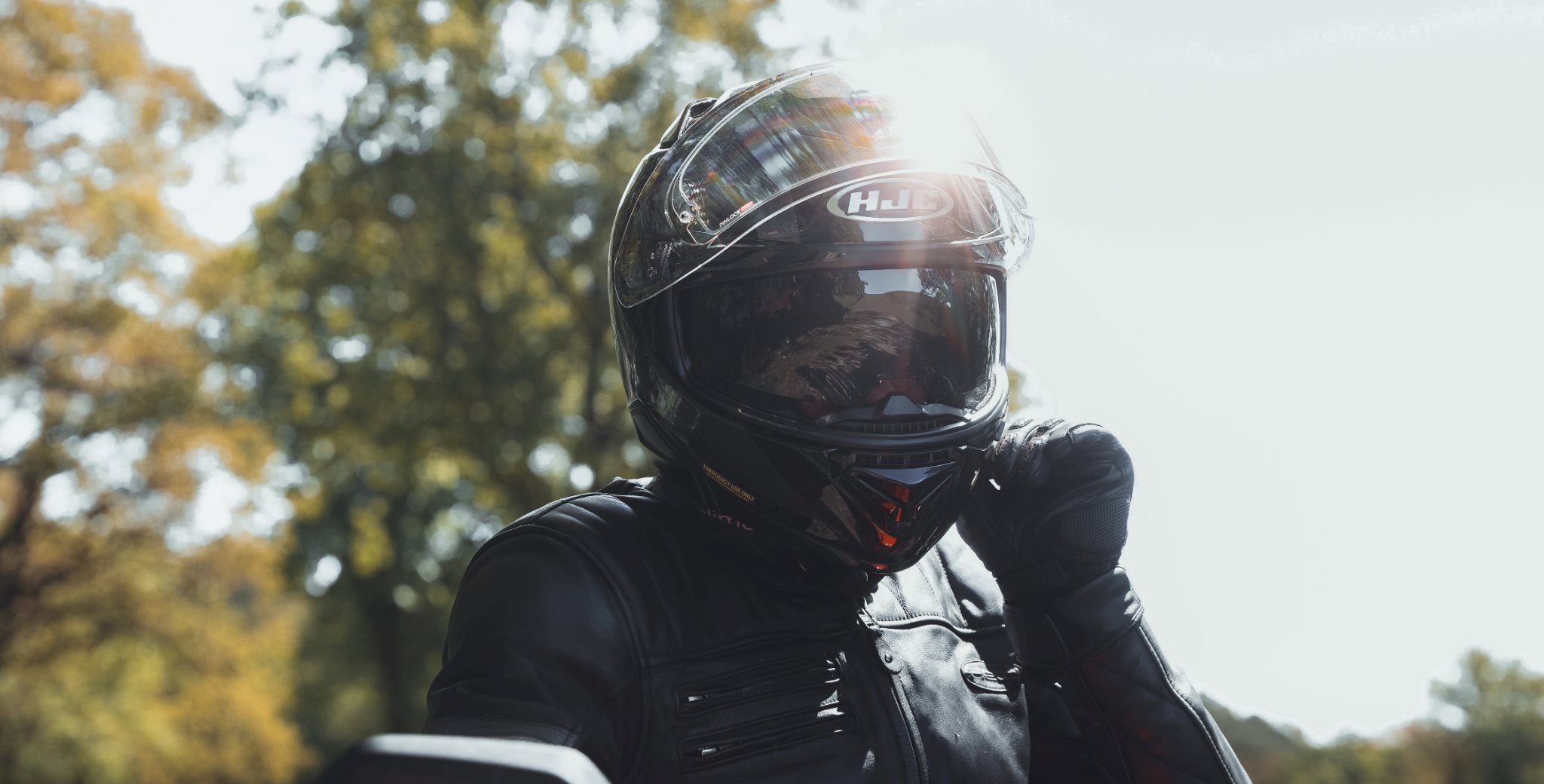 Leichter, schlanker und spürbar hochwertiger als sein Vorgänger: Der neue HJC RPHA 72 Carbon soll Touring-Komfort mit sportlicher Stabilität verbinden. 1000PS hat den Highend-Helm intensiv im Alltag, auf der Autobahn und im Winkelwerk getestet.