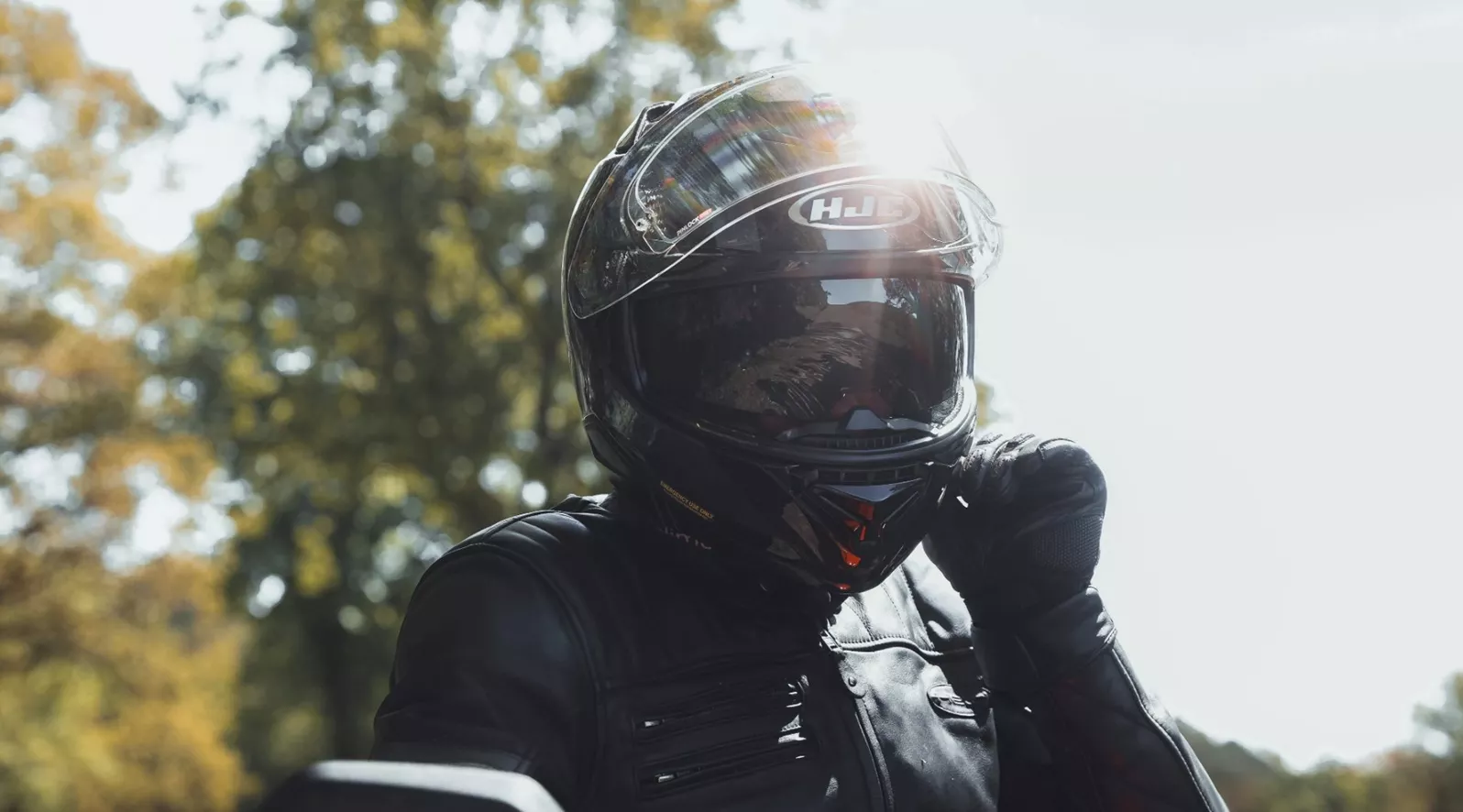 Leichter, schlanker und spürbar hochwertiger als sein Vorgänger: Der neue HJC RPHA 72 Carbon soll Touring-Komfort mit sportlicher Stabilität verbinden. 1000PS hat den Highend-Helm intensiv im Alltag, auf der Autobahn und im Winkelwerk getestet.
