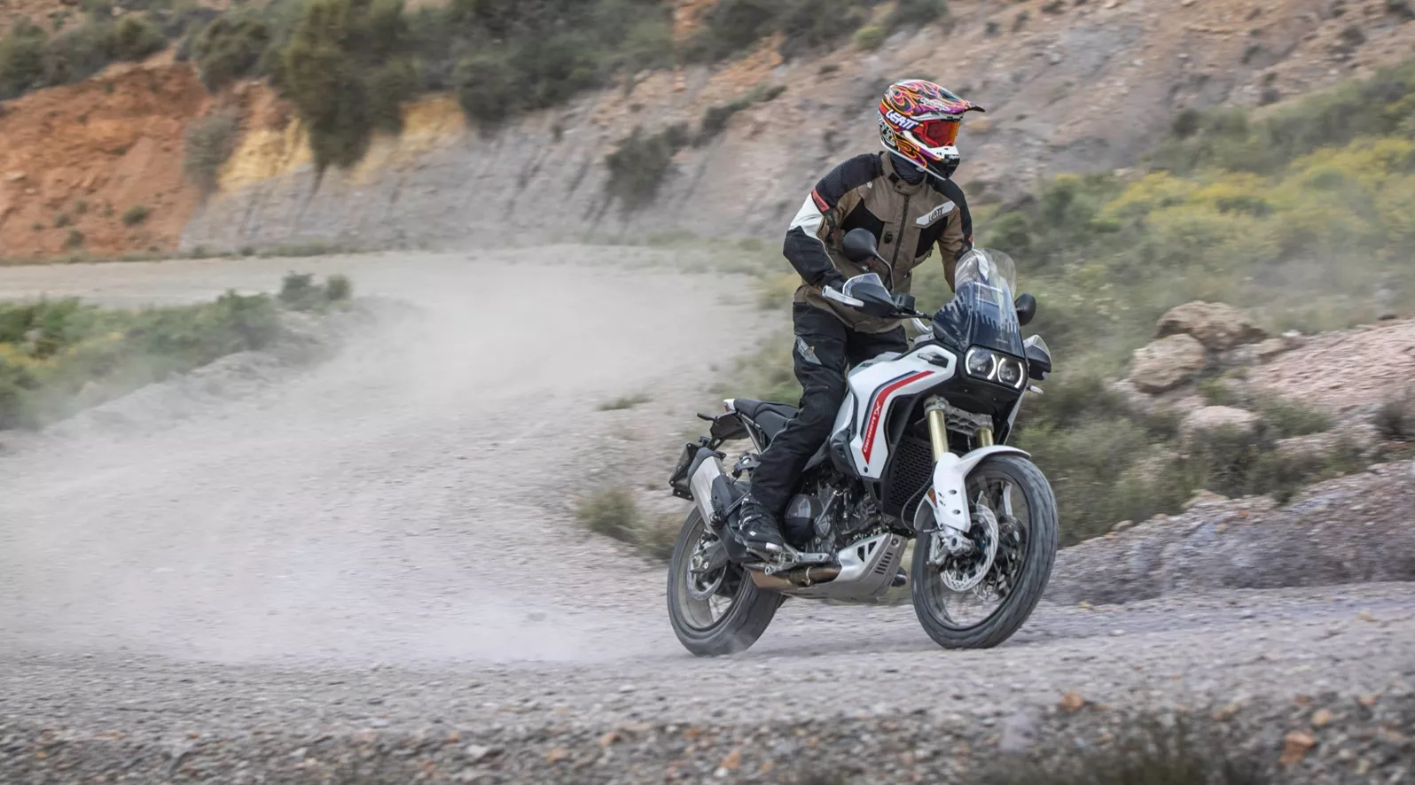 Ich reiste mit Enttäuschung zur neuen Ducati DesertX 2026. Neuer Motor, neues Chassis, aber kaum weniger Gewicht? Nach 190 Kilometern auf Asphalt und Schotter in Südspanien war klar: Die Waage erzählt nur einen Teil der Wahrheit.