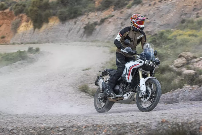 Fui para o teste da nova Ducati DesertX 2026 com uma sensação de decepção. Motor novo, chassi renovado, mas quase sem redução de peso? Após percorrer 190 quilômetros de asfalto e trilhas nas paisagens do sul da Espanha, ficou evidente: a balança não conta toda a história.