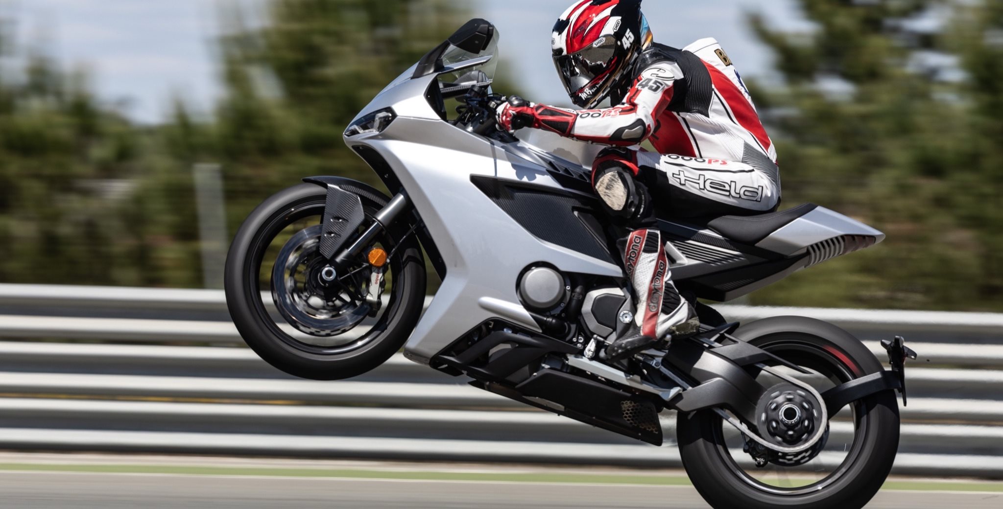 The Norton Manx R blends British heritage with cutting-edge technology: a 1,200cc V4 engine, 206 HP, electronic Marzocchi suspension, and a ride designed to impress both on the road and the racetrack. We took it for a spin.