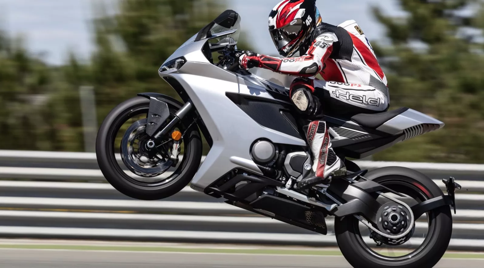 The Norton Manx R blends British heritage with cutting-edge technology: a 1,200cc V4 engine, 206 HP, electronic Marzocchi suspension, and a ride designed to impress both on the road and the racetrack. We took it for a spin.