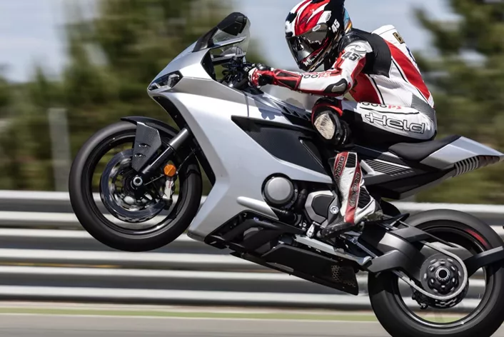A Norton Manx R brit hagyományt ötvöz a modern technológiával: 1.200 köbcentis V4 motor, 206 lóerő, elektronikus Marzocchi futómű és egy vezetési élmény, amely az utakon és a versenypályán is meggyőző. A közúti stabilitás és a versenytempóban mutatott kiválóság egyaránt lenyűgöző. Teszteltük!