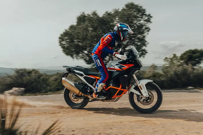 KTM 1390 Super Adventure R pojavi se kao najradikalniji putni enduro motocikl iz Mattighofena. U Španjolskoj ćemo vidjeti kako se 175 KS, 21-inčni prednji kotač, WP-XPLOR ovjes i gotovo 250 kila snalaze na asfaltu, u svakodnevici i na terenu.