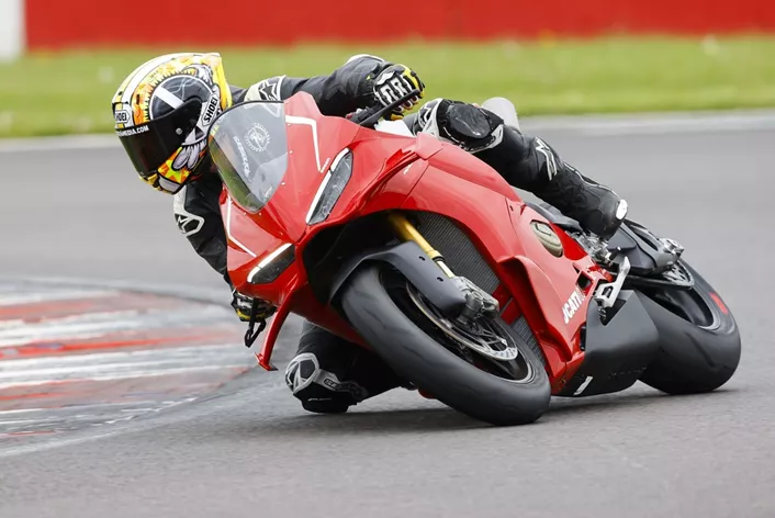 Nova Ducati Panigale V4 R donosi tehniku iz Superbike svjetskog prvenstva na cestu. Gotovo 240 KS, trkaći mjenjač, nova aerodinamika i elektronički paket iz moto sporta čine je ekstremnom. No, na stazi iznenađuje ne samo svojom brutalnošću, već i iznenađujućom upravljivošću.