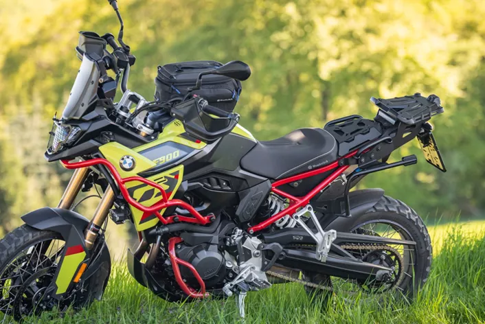 Die BMW F 900 GS zählt aktuell zu den spannendsten Reiseenduros der Mittelklasse. Mit ihren Offroad-Fähigkeiten, dem vergleichsweise niedrigen Gewicht und dem sportlichen Handling spricht sie sowohl Tourenfahrer als auch Adventure-Fans an. Wunderlich erweitert das Potential der Mittelklasse-Enduro nun mit neuen AKTIVKOMFORT Sitzlösungen und einer passenden Gepäckbrücke.