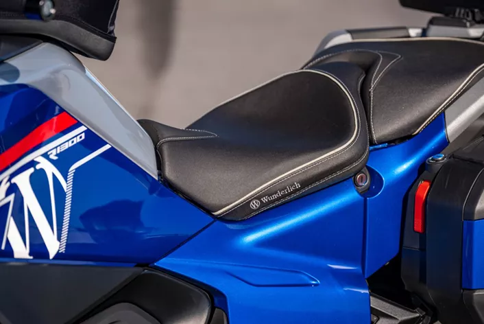Die BMW R 1300 RT gilt seit Jahren als eines der wichtigsten Motorräder für Vielfahrer und Tourenliebhaber. Komfort, Windschutz und Langstreckentauglichkeit stehen bei kaum einem anderen Motorrad so stark im Mittelpunkt wie beim großen Tourer aus München. Wunderlich erweitert das Zubehörprogramm für die neue RT nun um spezielle AKTIVKOMFORT Fahrer- und Beifahrersitze mit integrierter Sitzheizung.