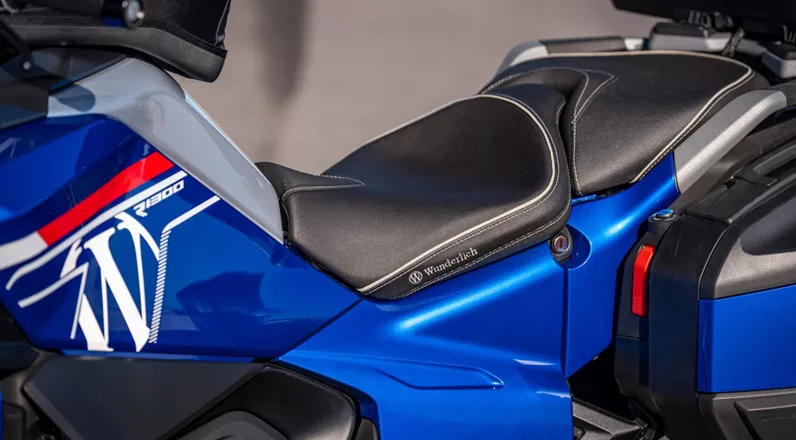 BMW R 1300 RT har länge varit en av de mest betydelsefulla motorcyklarna för långdistansåkare och touringentusiaster. Komfort, vindskydd och långdistansförmåga är svårslagna hos denna stora touringmaskin från München. Wunderlich utökar nu tillbehörsprogrammet för den nya RT med speciella AKTIVKOMFORT-säten för både förare och passagerare, utrustade med integrerad sätesvärme.