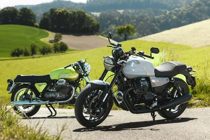 Nova Moto Guzzi V7 Sport 2026 u Berner Oberlandu, uz originalnu V7 Sport iz 1972. iz obiteljskog vlasništva. Kako se 54 godine povijesti marke susreću na dva kotača.