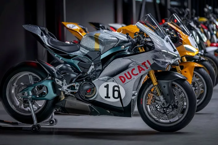 Ducati povodom 100. godišnjice predstavlja deset strogo limitiranih posebnih modela s povijesnim bojama, ekskluzivnim detaljima, numeriranim kolekcionarskim opremom i dugo iščekivanim, kultnim dijelovima.