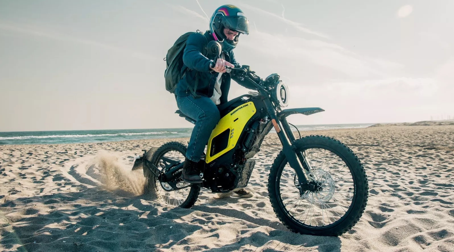 Die NIU XQi3 passt in keine klassische Schublade. Sie ist leicht, leise, elektrisch und irgendwo zwischen Moped, E-Enduro und Spaßgerät angesiedelt. In Barcelona klären McGregor, Bernd Hiemer und Horvath, wo dieses ungewöhnliche Zweirad wirklich Sinn ergibt.