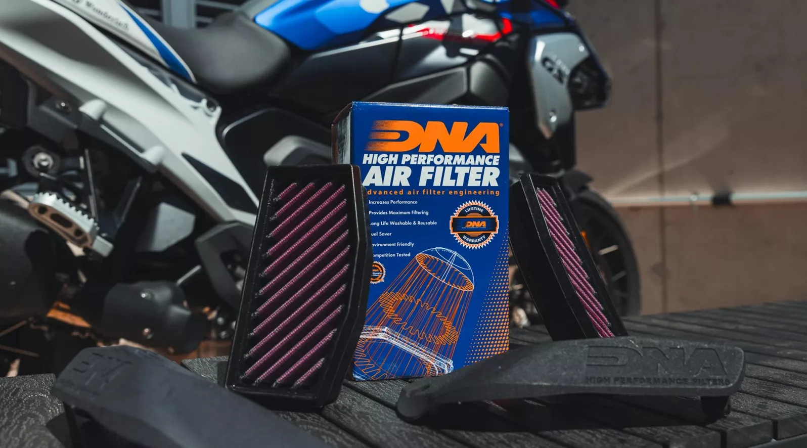 La BMW R 1300 GS délivre déjà en série une puissance impressionnante sur la route, mais même un robuste moteur Boxer peut profiter d'une alimentation en air optimisée. Nous avons testé le kit DNA Stage-2 Airbox avec filtre à air ainsi que le filtre à huile DNA et évalué leur efficacité en conditions réelles.