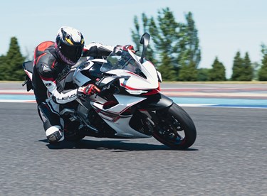 Zontes 703RR Test: Dreizylinder-Sportler zum Kampfpreis