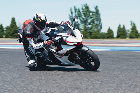 Zontes 703RR Test: Dreizylinder-Sportler zum Kampfpreis