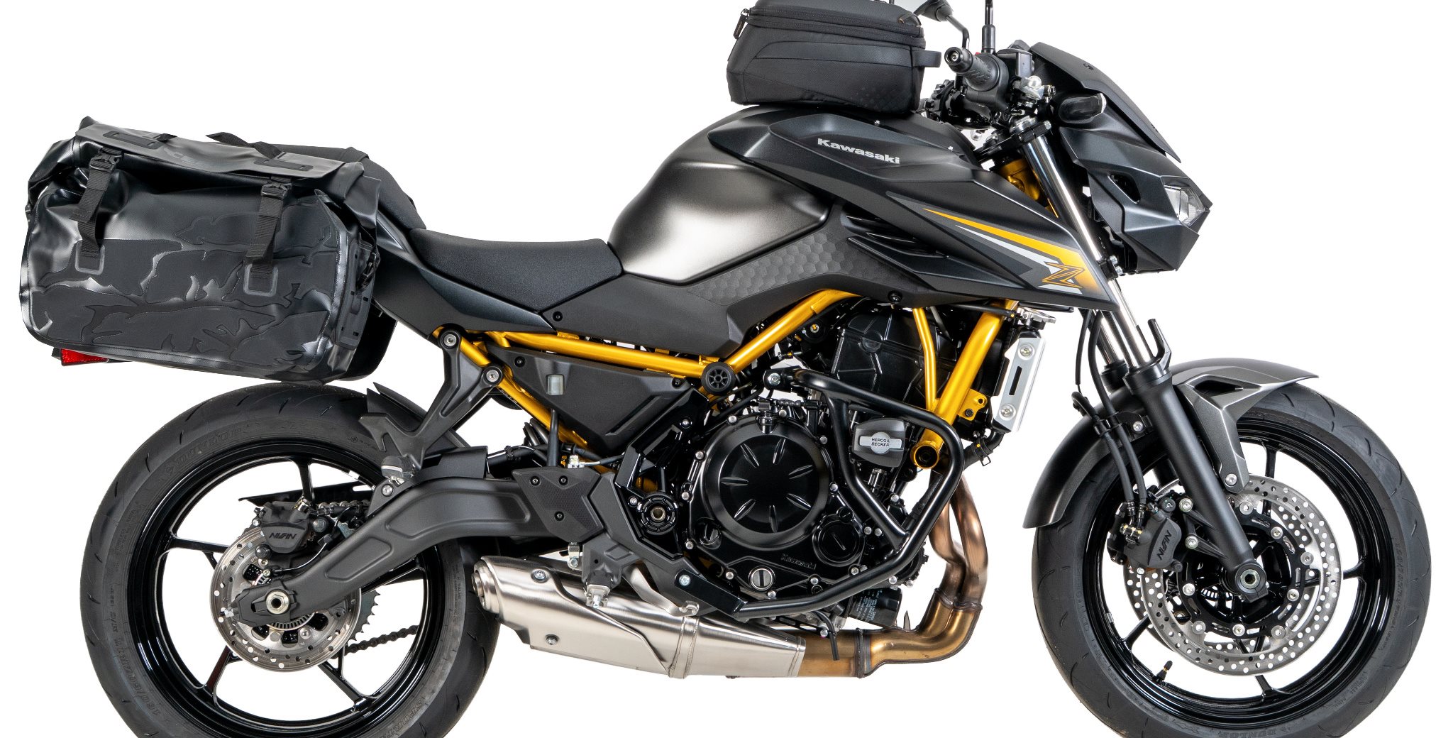 Die Kawasaki Z 650 S zählt zu den beliebtesten Naked Bikes der Mittelklasse. Für das Modelljahr 2026 erweitert Hepco&Becker das Zubehörprogramm um zahlreiche neue Komponenten für Schutz, Gepäcktransport und Tourenkomfort.