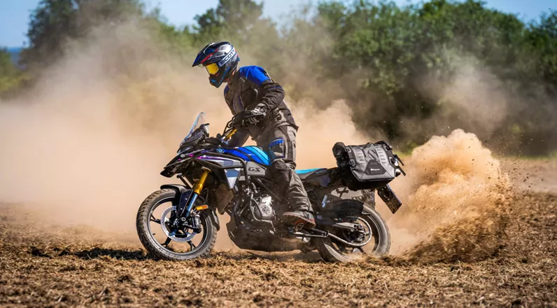La nouvelle BMW F 450 GS est conçue pour intégrer l'ADN GS dans la catégorie A2. Avec un vaste programme d'accessoires, Wunderlich propose désormais les premiers composants spécialement développés pour cette enduro de voyage compacte.