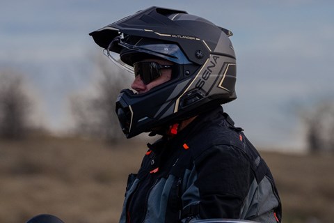 Sena Outlander denkt den Adventure-Helm neu