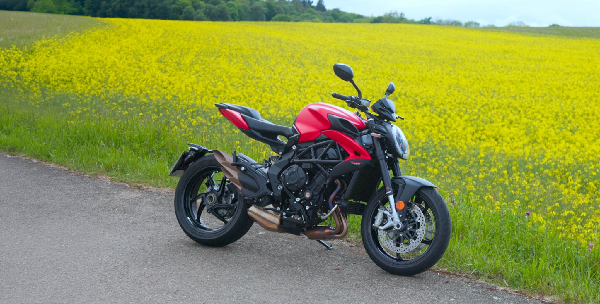 Die MV Agusta Brutale 800 will mehr sein als ein weiteres Naked Bike. Sie kombiniert italienisches Design, Dreizylinder-Charakter und umfangreiche Ausstattung mit einem überraschend attraktiven Preis. Doch wie gut fährt sich die Edel-Italienerin wirklich auf der Landstraße?