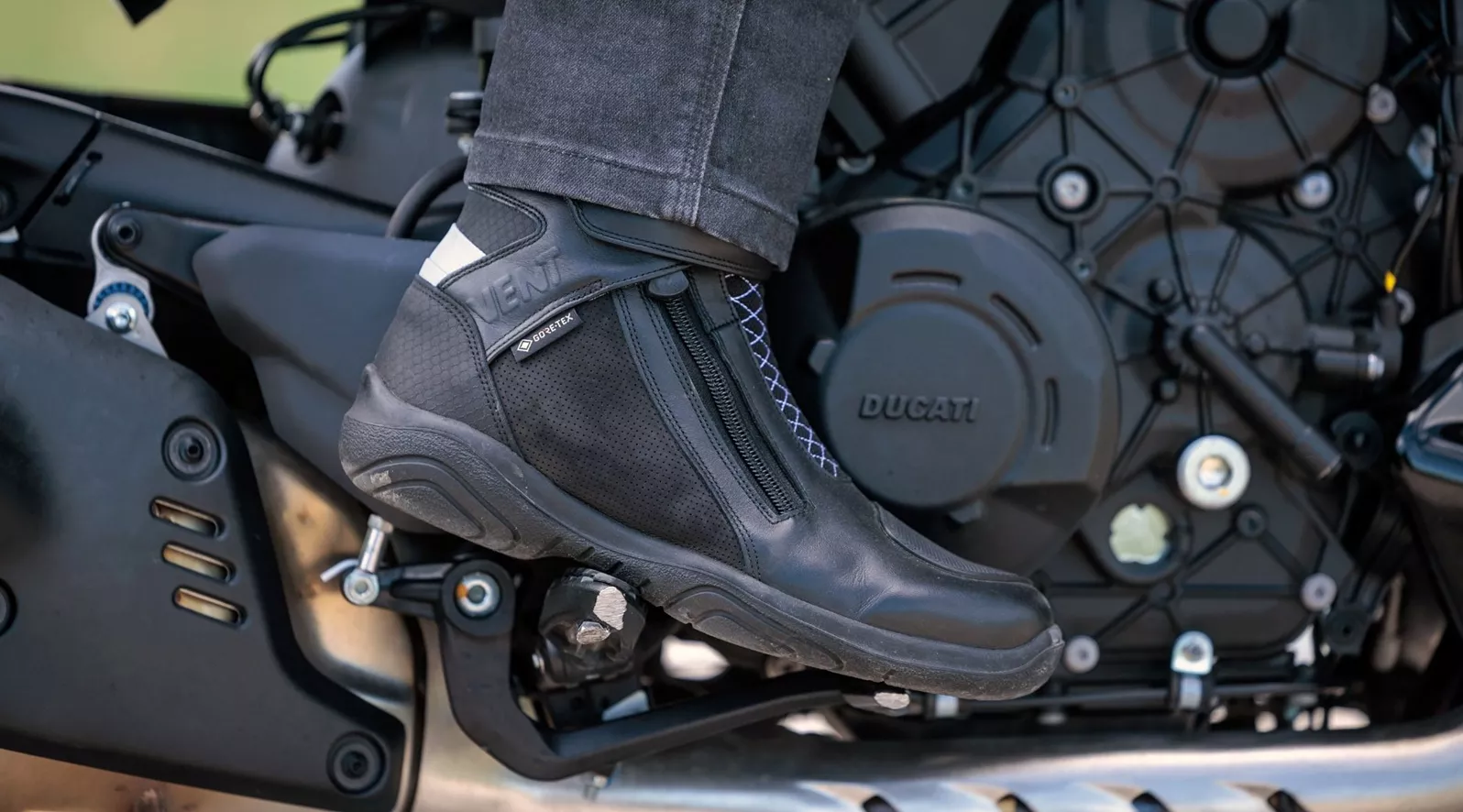 Summer rides put motorcyclists in a bind: Open sneakers offer a breezy feel but lack protection, while traditional touring boots provide safety but can get uncomfortably warm on hot days. Enter Daytona, the renowned Bavarian manufacturer, promising the perfect balance with the Arrow Vent GTX.