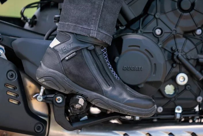 Summer rides put motorcyclists in a bind: Open sneakers offer a breezy feel but lack protection, while traditional touring boots provide safety but can get uncomfortably warm on hot days. Enter Daytona, the renowned Bavarian manufacturer, promising the perfect balance with the Arrow Vent GTX.